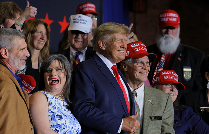 Donald Trump poses with his supporters during a campaign event in Manchester, New Hampshire, U.S., April 27, 2023. REUTERS/